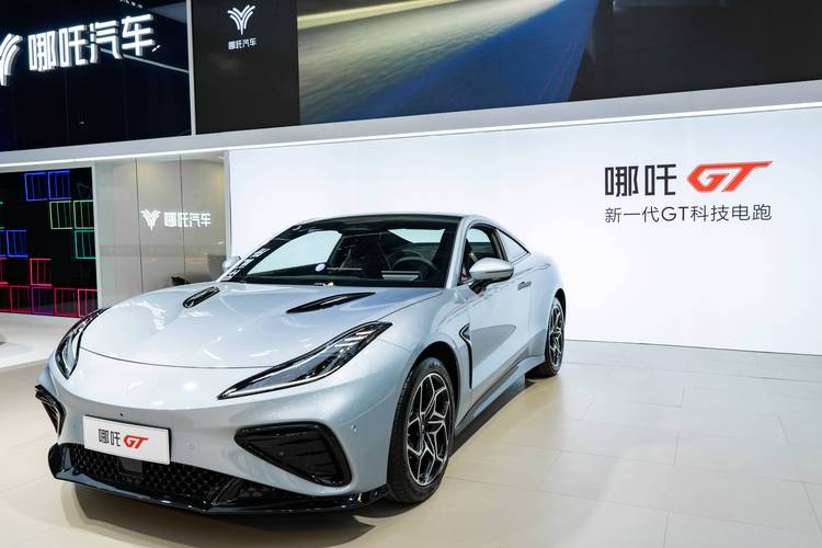 重庆98哪吒汽车在智能汽车领域的表现，领途汽车在新能源汽车市场中的影响力